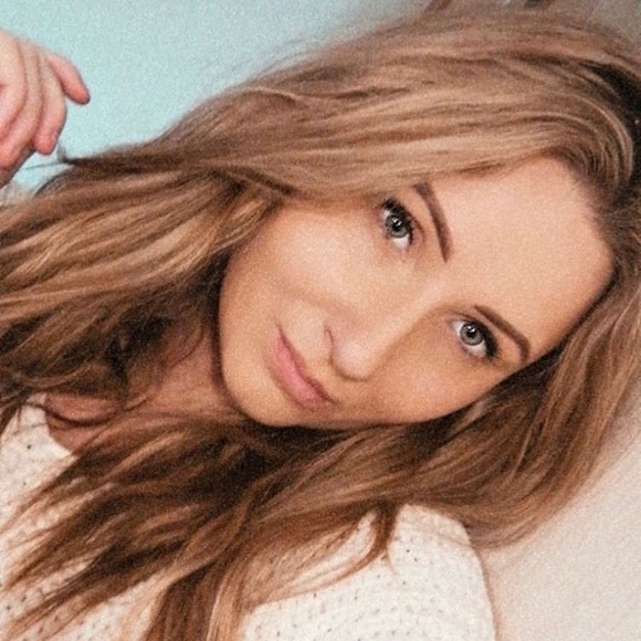 Meet your Posher, Cryssa - Picture 1 of 1